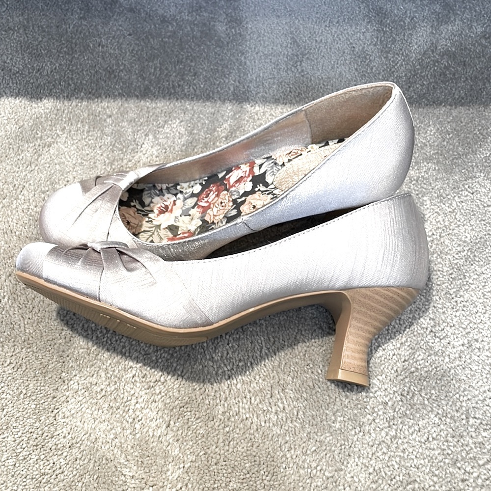 NWOB JELLYPOP FOY ROUND TOE SATIN PUMP, Size 7M